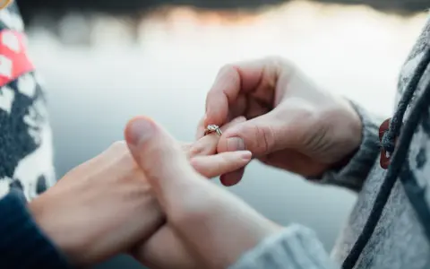 Czemu obrączka na palcu serdecznym? Odkryj jej głębokie znaczenie