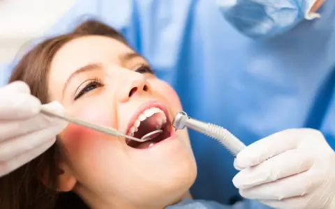 Antybiotyk na ząb z ropą: Co musisz wiedzieć przed wizytą u dentysty?