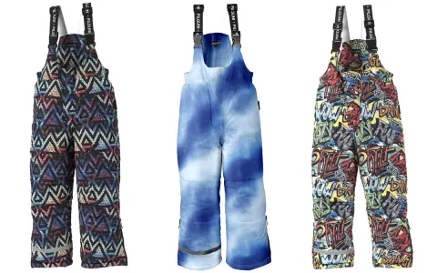 Trzy dziecięce kombinezony narciarskie na białym tle: wzór geometryczny, tie-dye i graffiti.