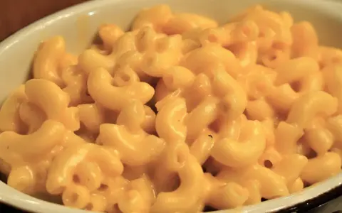 Kremowe, złociste makaroniki w sosie serowym. Idealny przepis na mac and cheese, który zachwyci każdego.