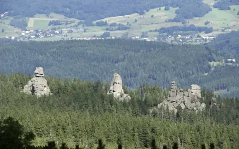 Skaliste formacje, znane jako Pielgrzymy, górują nad lasami w okolicach Karpacza.