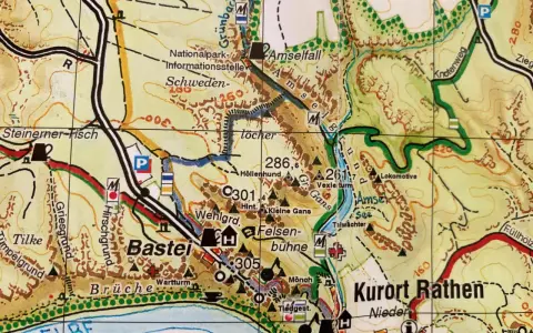Mapa Szwajcarii Saksońskiej: Bastei, Kurort Rathen, Amselfall, wędrówki po skalnych bramach i punktach widokowych.