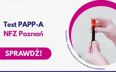 Rękawiczka z różowej lateksu trzyma probówkę z krwią do badania **test PAPP-A**. Sprawdź w NFZ Poznań.