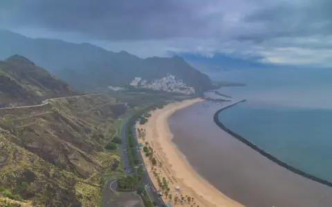 Piękna plaża i miasteczko na Teneryfie. Czy Teneryfa jest bezpieczna dla turystów? Tak, to popularny i bezpieczny kierunek.