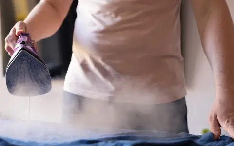Jak usunąć nadruk z bluzki? Sprawdzone domowe i chemiczne metody