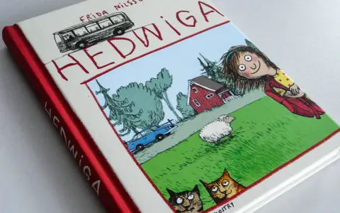 Okładka książki "Hedwiga" Fridy Nilsson, idealna dla 7 latka. Zabawna ilustracja z dziewczynką, owcą, kotami i autobusem.