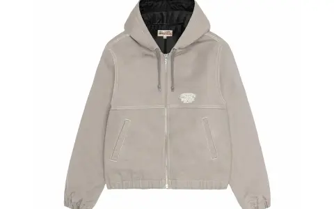 Giacca Stussy work jacket grigia con cappuccio, zip frontale e logo ricamato sul petto. Perfetta per un look casual e resistente.