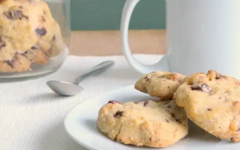 Galletas caseras con chispas de chocolate, perfectas para acompañar un café. ¡Una deliciosa receta de galletas!