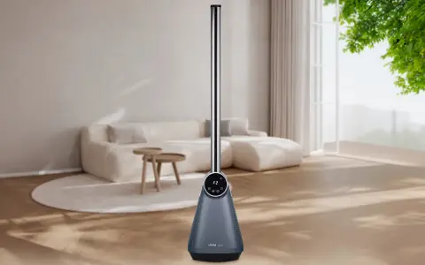 Moderno aireador ventilación torre en sala de estar, con sofá y mesa auxiliar.