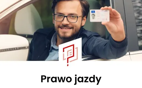 Uśmiechnięty mężczyzna w okularach pokazuje prawo jazdy z samochodu. Dowiedz się, jak odzyskać prawo jazdy.