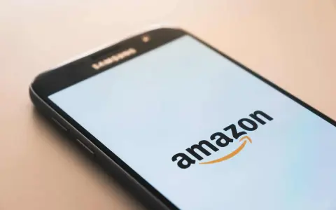 Telefon z logo Amazon. Dowiedz się, jak sprzedawać na Amazonie i zacznij zarabiać.