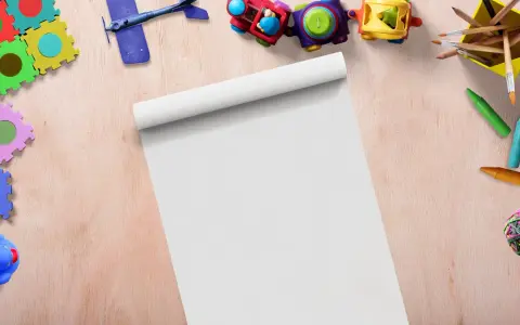 Kolorowe zabawki, kredki i pędzle na drewnianym tle, gotowe do stworzenia materiałów dla nauczycieli.