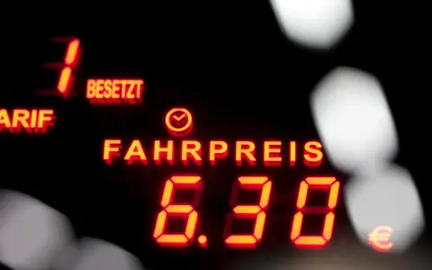 Rotes Leuchtdisplay zeigt "FAHRPREIS 6.30 €". Der taxameter preis ist klar ersichtlich.