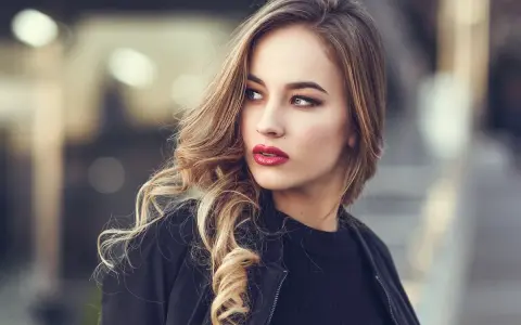 Blondynka w czerwonej szmince. Jaki kolor szminki dla blondynek? Intensywna czerwień podkreśla jej urodę.