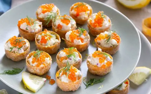 Små, krispiga krustader fyllda med en krämig röra och toppade med orange rom och dill. Perfekt för mingel!