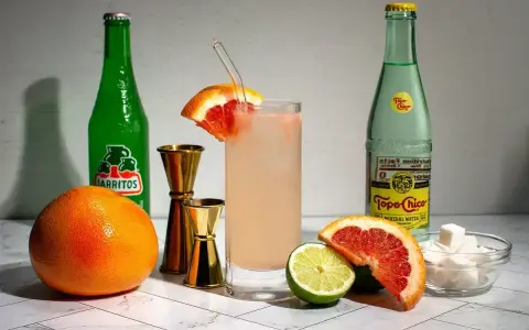 Orzeźwiające drinki z tequilą, grejpfrut, limonka, Jarritos i Topo Chico.
