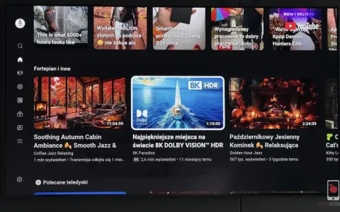 Ekran telewizora z interfejsem YouTube. Widać reklamy, w tym "Kpop Demon Hunters Edit", oraz filmy relaksacyjne, np. "Soothing Autumn Cabin". Użycie youtube adblock pozwala na oglądanie bez przerw.