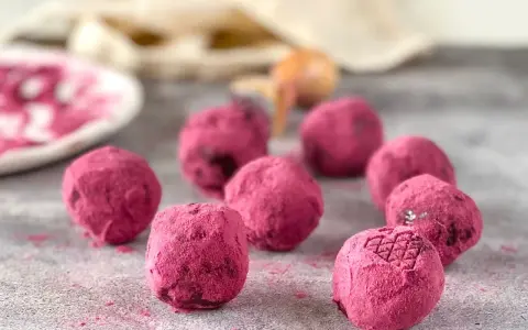 Trufas de chocolate receta: deliciosas bolitas rosadas cubiertas de polvo, perfectas para compartir.