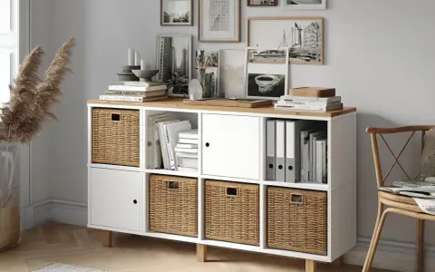 Kallax Ideen Arbeitszimmer: Ein weißes Regal mit Holzplatte, gefüllt mit Körben, Büchern und Ordnern. Perfekt für ein aufgeräumtes Büro.
