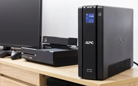 Un onduleur APC Back-UPS Pro 1500 protège votre console de jeu et votre téléviseur. Apprenez comment choisir un onduleur pour vos appareils électroniques.