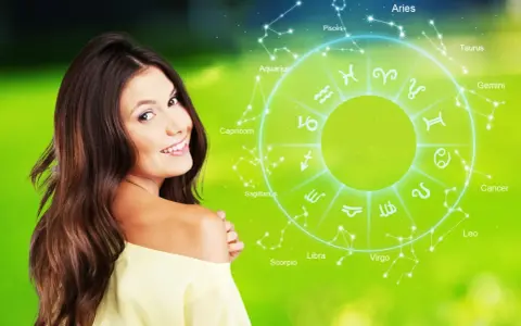 Uśmiechnięta kobieta na tle koła zodiaku. Sprawdź swój horoskop dzienny rak i odkryj, co przyniesie Ci dzień.