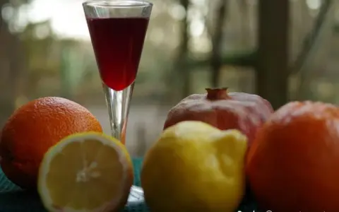 Jak zrobić drink z grenadiną? Przepisy na hity i domowy syrop!