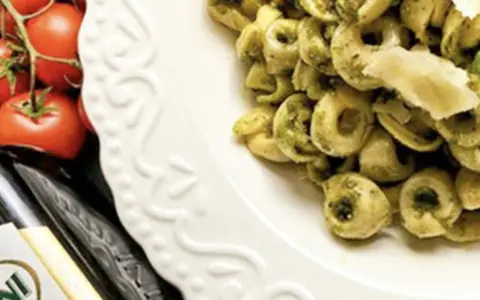 Jak podawać tortellini z pesto, aby zaskoczyć swoich gości?