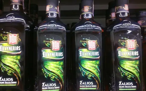 Butelki litewskiej nalewki "Devynerios" z ziołowym smakiem. Warto przywieźć z Litwy!