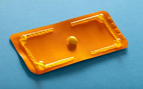 Pillola del giorno dopo in blister arancione. Può sballare i cicli successivi, ma è un'opzione di emergenza.