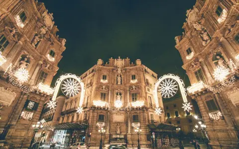 Quattro Canti illuminati da luminarie natalizie, un'atmosfera magica a Palermo a Natale.