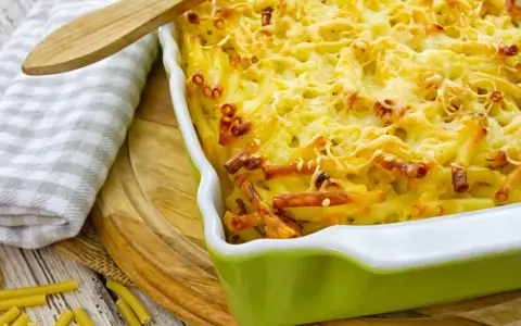 Un délicieux gratin de pâtes au four, doré et gratiné, prêt à être dégusté.