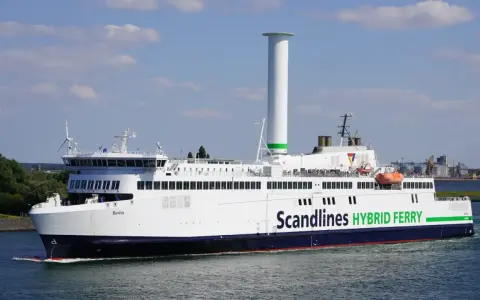 Prom Scandlines "Berlin" płynie z Rostocku do Danii. Hybrydowy prom z charakterystycznym kominem.