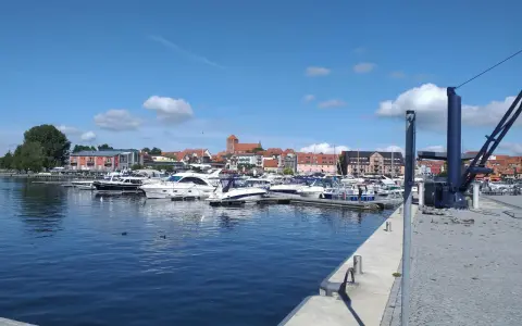 Boote im Hafen am Jabelschen See. Ein sonniger Tag mit blauen Himmel und Wolken.