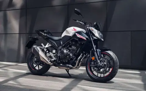 Honda CB500F, una delle migliori moto da strada, con un design aggressivo e prestazioni eccellenti per ogni avventura.