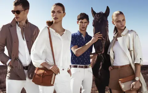 Quattro modelli con un cavallo, vestiti in stile old money, evocano un'eleganza senza tempo in un paesaggio aperto.