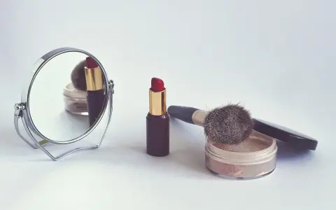 Perfekcyjny makijaż krok po kroku: Jaka kolejność kosmetyków?