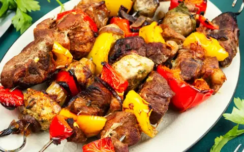 Szarańcza z mięsem i papryką, idealna do grillowania. Marynata nadała im wspaniały smak.