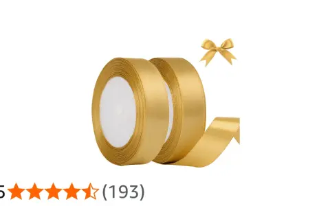 Två rullar med glänsande satinband i guld. En liten guldbåge svävar ovanför. Perfekt för presentinslagning.