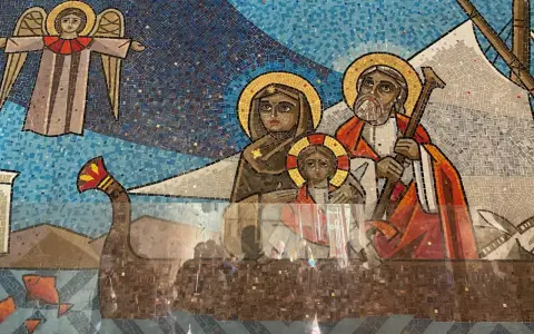 Mozaika przedstawia Świętą Rodzinę na łodzi, z aniołem zwiastującym. To niewiasta, o której mówił Bóg do węża, zapowiadając przyszłe zwycięstwo.