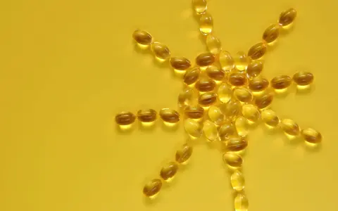 Sonnenförmig angeordnete Kapseln, die an Vitamin D bei MS erinnern.