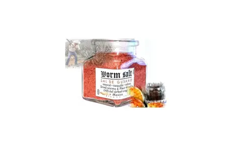 Słoik z czerwoną solą robakową, idealną do tequili. Na etykiecie widnieje napis "Worm salt" i grafika z meksykańskim rolnikiem.