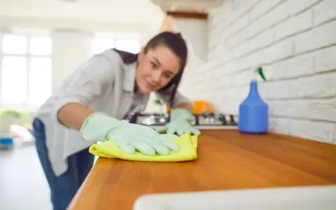 Jak usunąć spaleniznę z blatu - skuteczne metody i porady na przyszłość