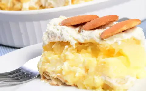 Pyszne ciasto z ananasem z puszki, przełożone kremem i udekorowane biszkoptami. Idealne na deser!