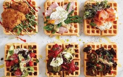 Sex olika protein våfflor: friterad kyckling, pocherat ägg med sparris, rökt lax, avokado och bönor, grillade grönsaker, och svamp.