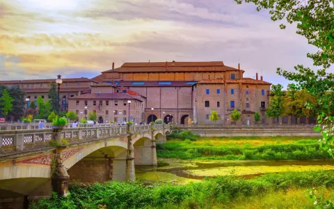 Ponte e edifici storici a Parma, un luogo incantevole da esplorare.
