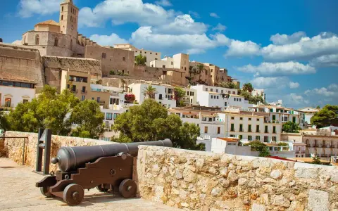 Działo na murach obronnych Dalt Vila, wpisanej na listę UNESCO. To idealne miejsce, by zacząć zwiedzanie, co zobaczyć na Ibizie.
