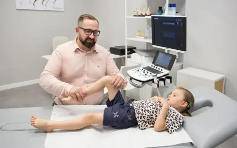 Ortopeda czy fizjoterapeuta? Wybierz dobrze i pozbądź się bólu!