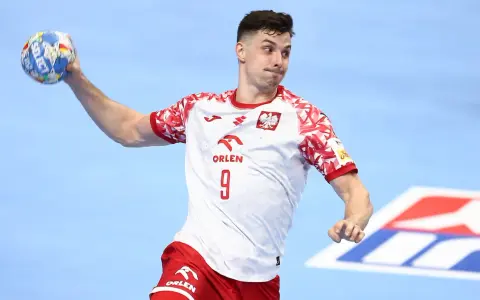 Szymon Sićko w akcji, rzuca piłkę ręczną.