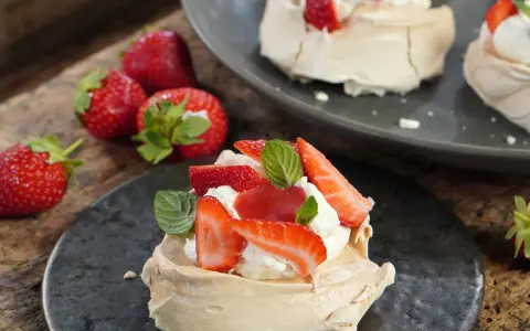 Pavlova mit Mascarpone und Erdbeeren: Ein leichtes Dessert, perfekt für den Sommer. Dieses Pavlova Rezept mit Mascarpone ist ein Genuss.