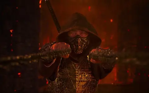 Scorpion w zbroi i kapturze, z mieczem za plecami, gotowy do walki. Kiedy Mortal Kombat 2?